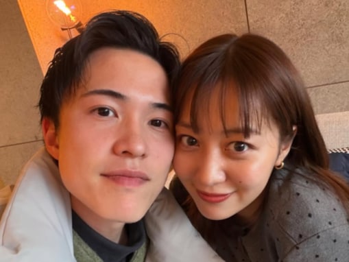 「右下の写真やば」元アイドル、料理家のイケメン夫とラブラブショット公開！ 「幸せそうなカップル」