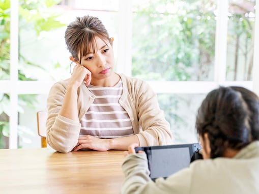 実家に月10万円入れる32歳女性、年収200万円。貯金なしでも「出る予定はありません」と語る本音