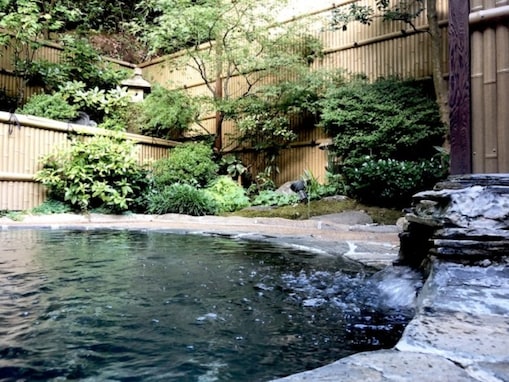 【愛知県の人気日帰り温泉】「金泉の湯」は希少な天然ラドン泉を堪能できる施設。100％天然源泉の「飲む」「吸う」「浸かる」でリラックス