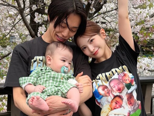 元ノンノモデル、“親バカTシャツ”着用した家族ショット公開！ 「Tシャツ可愛すぎる」「はじける笑顔」