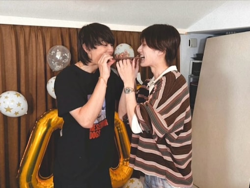 「カップルなのよ」佐野勇斗、M!LKメンバーと“2人で1つのチョコをかじる”姿に「メロすぎる」の声！