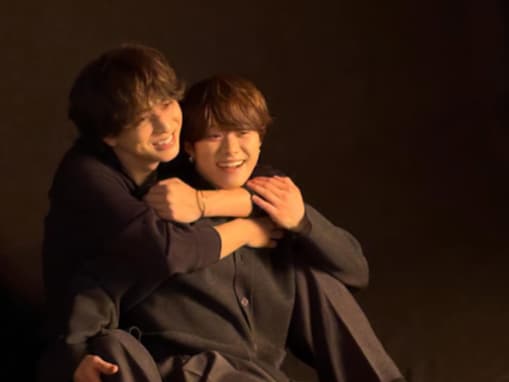 「仲良しなのうれしい」寺西拓人、なにわ男子・大橋和也にバックハグ！ 「爆イケ過ぎてお手上げ」