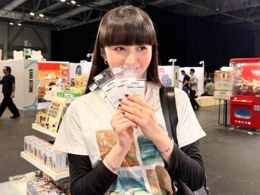 Cocomi、人気アニメ『ハイキュー!!』グッズを購入する“幸せそう”な姿に反響！ 香港のイベントショット