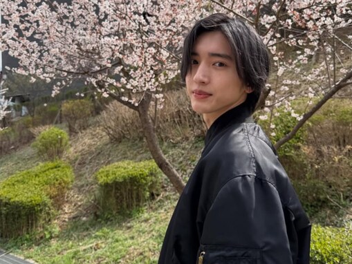 「かっこいいなぁ…」道枝駿佑、ブラックコーデ姿の桜ショットに「美しすぎる」「ほんと彼氏ですか…？」