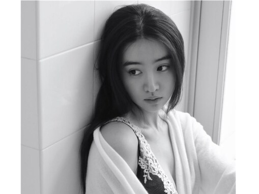 木村拓哉＆工藤静香の次女・Koki,、ランジェリー＆ガウン姿のモノクロショットを公開！ 姉・Cocomi撮影