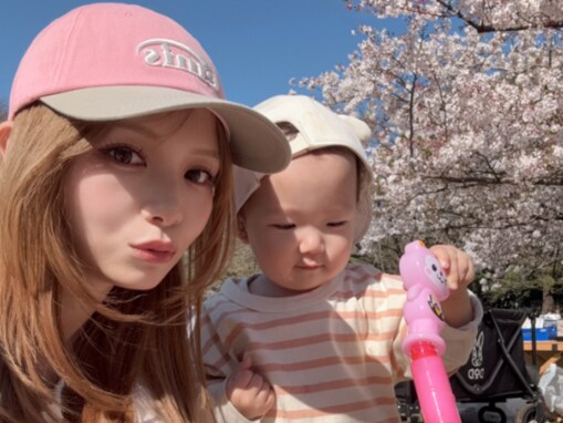 「めっちゃ大きくなった〜」桜井美悠、子どもとの花見ショット公開！ 「だんだんとパパママのお顔に」
