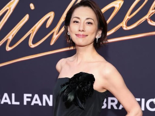 「お元気そうでよかった」米倉涼子、美デコルテ際立つ黒ドレス姿を披露！ 「わ、好きビジュすぎる」