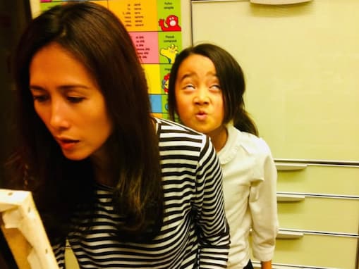 「今日はギャルの誕生日」Cocomi、母・工藤静香との過去ショット公開「油絵を描いてる時にちょっかい出してる図」