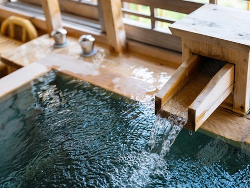 【山形県の人気日帰り温泉】「天神乃湯」は日本でもめずらしい石膏芒硝泉を楽しめる施設。桧の香る内風呂でリラックス