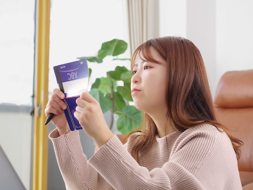 「実家に入れるお金が実はけっこうきつい」37歳女性、年収300万円。貯金100万円でも実家を出ない理由