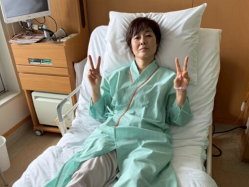 「えっビックリ!!有働さんどうしたの」有働由美子、病院ベッドでピースの“骨折”ショットに驚きの声