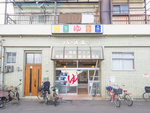 【大阪府の穴場銭湯】「パール温泉」は真珠をテーマにしたレトロモダンな施設。椿のステンドグラスが美しいお風呂でリラックス
