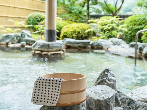 【愛知県の人気日帰り温泉】「どんぐりの湯」は自然豊かな道の駅に併設された施設。花に囲まれた露天風呂でリフレッシュ