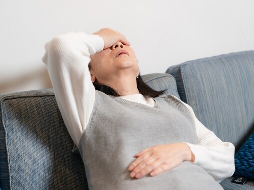 「自分の部屋に戻る時間すらない」55歳アルバイト女性、年収80万円。貯金なし、24時間介護の実情