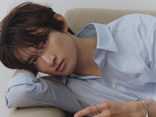 向井康二、「ギャップがエグい」モデルショットにファン歓喜！ 「色気増し増しの儚い美人さん」