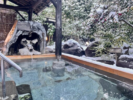 【鹿児島県の人気日帰り温泉】「ゆるり乃湯」は八重山の豊かな自然に囲まれた施設。美肌効果が期待できる「美肌の湯」でリラックス
