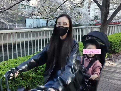 「またまた新車登場!?」板野友美、“うちのGクラス”紹介！ 「新鮮すぎる」「爆走するママな姿大好き」