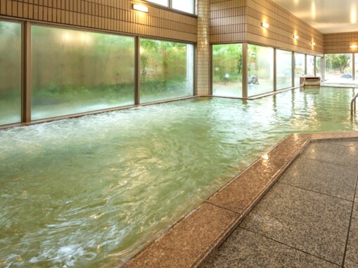 【富山県の人気日帰り温泉】「アルプスの湯」は県内初の人工炭酸風呂が自慢の施設。源泉かけ流し露天風呂や広々とした大浴場でリフレッシュ