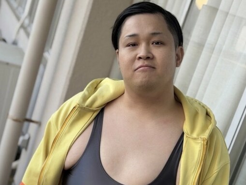 「まじで何事？理解できない」YouTuber、韓国系アイドルコーデに挑戦「食い込みすぎて痛そう」「がちえぐい」