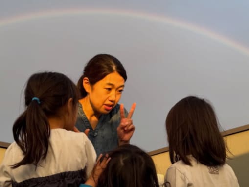 「大騒ぎ！」横澤夏子、娘3人とのプライベートショット公開！ 「虹よりも気になる夏子さんのこの表情」