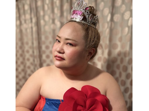 「40歳！？」人気女性お笑いコンビ、“華やかな格好”のバースデーショット！ 「セクシー」「若くて綺麗」