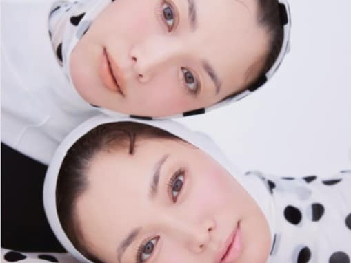 「双子のお姉さん？」蛯原友里、双子？ ショットに「これは合成なのか？」「上がユリさん？？」の声