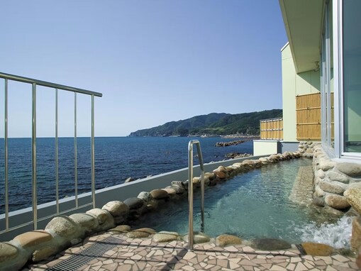 【福井県の人気日帰り温泉】「露天風呂 漁火」は日本海の絶景に癒される施設。開放感抜群の露天風呂でリラックス