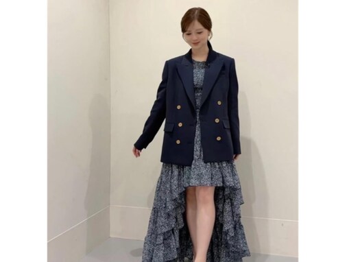「え脚出てる」白石麻衣、美脚際立つ衣装姿を披露！ 「あかん可愛い」「脚細くて綺麗でステキです」