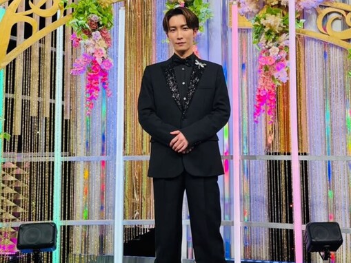 「カッコ良すぎて辛い笑」渡辺翔太、シックなブラックスーツ×スワロフスキー姿を披露！ 「2度見しました」