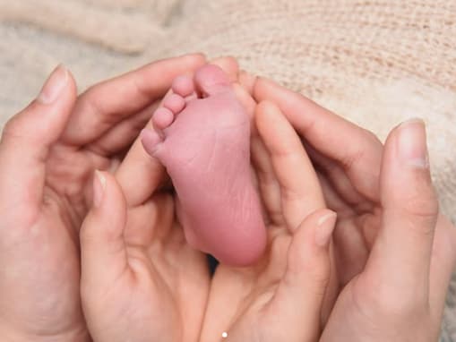 「半端ない子に育ちそう」大迫勇也の美人妻、ドイツにて第3子出産を報告！ 「ゆっくり身体を休めて」