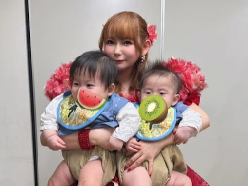 「スクスクと成長してますね」中川翔子、ライブ衣装で双子を抱く姿に「推しの子みたい」と反響！