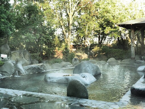 【熊本県の人気日帰り温泉】「温泉の郷 山鹿どんぐり村」は自然に囲まれた癒やしの施設。源泉かけ流しの美肌湯とドライサウナでリラックス