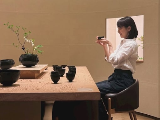 「あぁ、やっぱり好き」石田ゆり子の美しい所作と姿勢に「麗しい」「可愛さに感無量」「いまが1番綺麗」