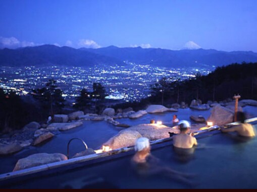 【山梨県の人気日帰り温泉】「ほったらかし温泉」は“星空が天井”と謳われる絶景露天。富士山と甲府盆地を望むリラックス体験