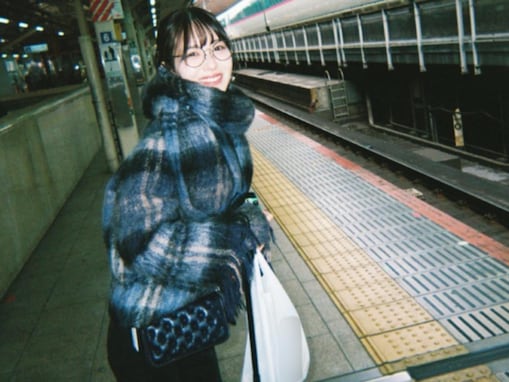 「加工なしの美しさよ」浜辺美波、プライベート旅行ショット公開！「顔小さいて」「無料でいいのですか」