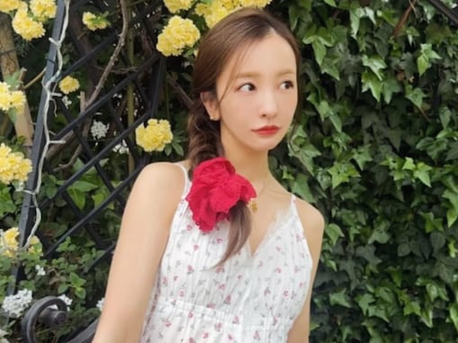 「めっちゃ足長く見える」板野友美、腕出しノースリーブコーデ公開「すごくきれい！」「めっちゃ可愛い」