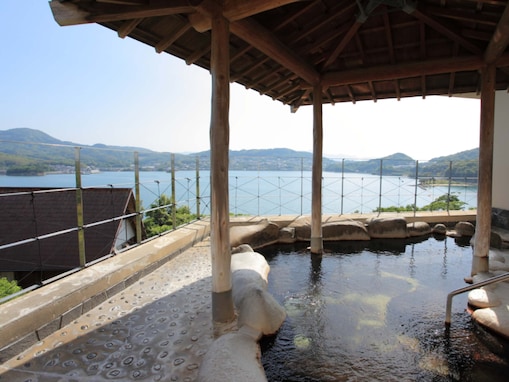 【長崎県の人気日帰り温泉】「川棚大崎温泉 しおさいの湯」は大村湾を一望できる絶景施設。海の見える露天風呂でリラックス