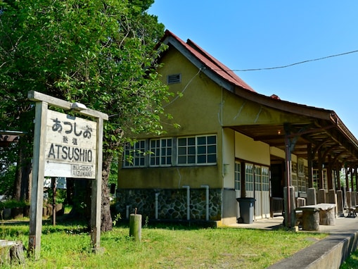 【福島県】「熱くて塩辛いお湯」熱塩温泉の魅力とは？ しだれ桜の並木道やひなびた情緒と静寂に癒やされる
