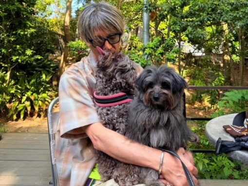 木村拓哉、愛犬になめられている「途中のブレイク」ショットを公開！ 「2人を膝に乗せて…」