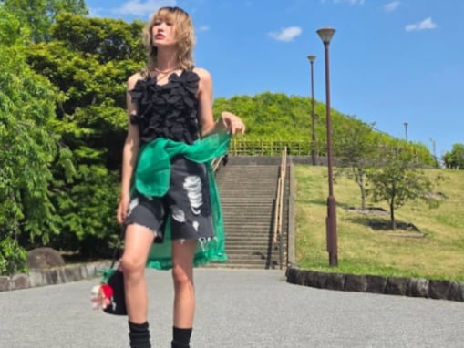 「15歳は、若返ってます！」山田優、露出多めコーデで圧巻美脚を披露！「いくつになってもカッコいい」
