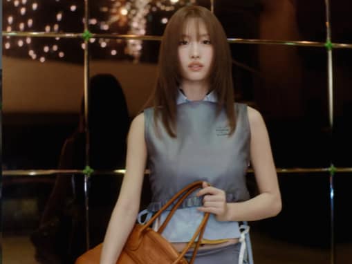 「かわいいで溺れてます」TWICE・モモ、お腹チラ見せ＆美脚際立つコーデに反響！ 「動画も最高でした」
