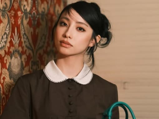 「やっぱり美人」人気歌手、美脚が際立つ姿に「モデルさんすぎる」「なかなか見れないアップスタイル」の声