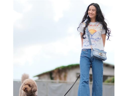 「ルンちゃんとデート」Koki,、足の長さが際立つデニムコーデで愛犬とのお散歩ショットを披露！