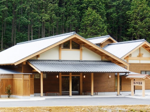 【三重県の人気日帰り温泉】「湯元山荘 湯ノ口温泉」は加水・加温一切なしの源泉かけ流し施設。新鮮な湯と熊野材の香りに癒される