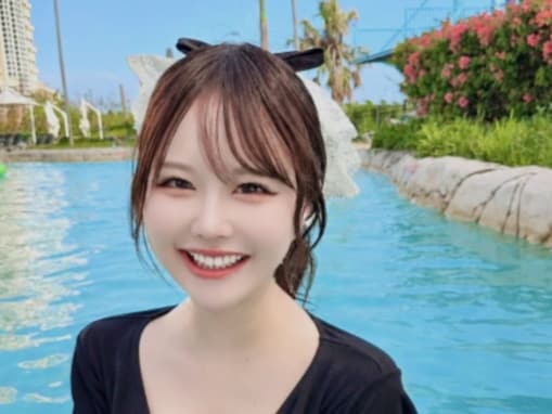 「デブの自覚一生湧かなくて困る」整形アイドル、“腹の収納が得意すぎる”比較ショットに「着痩せうますぎ」