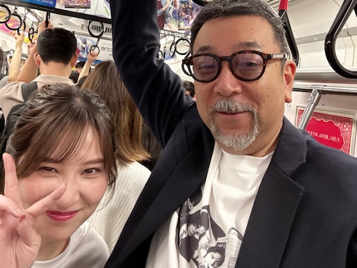 「すごい偶然」有名プロデューサー、電車で元アイドルに遭遇！ ツーショットに「普通に迷惑」の声も