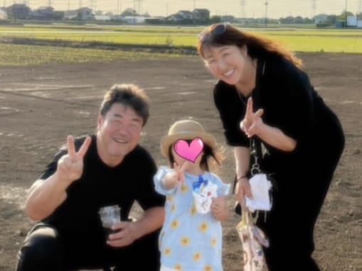 「お二人とも若い」北斗晶、孫＆夫・佐々木健介とのピースショット披露「パパ、ママって言ってもバレない」