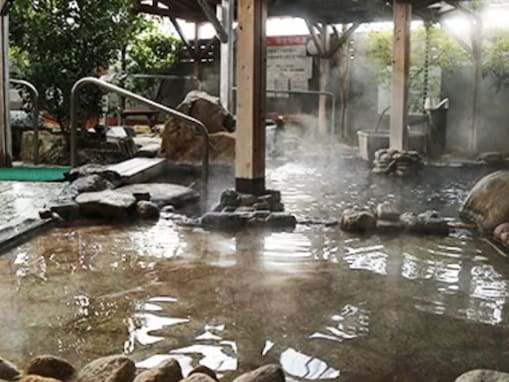 【滋賀県の人気スーパー銭湯】「天然温泉 蒲生野の湯」は源泉かけ流しの湯が自慢の施設。キャンプやリラクゼーションも満喫