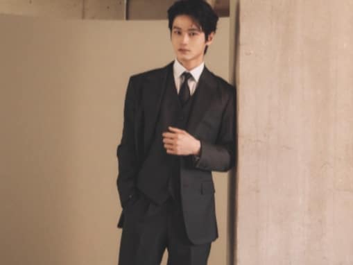「足の長さが異次元で横転」中川大輔、脚長過ぎるスーツ姿が話題に「足だけで5mある」「何頭身だ！？」