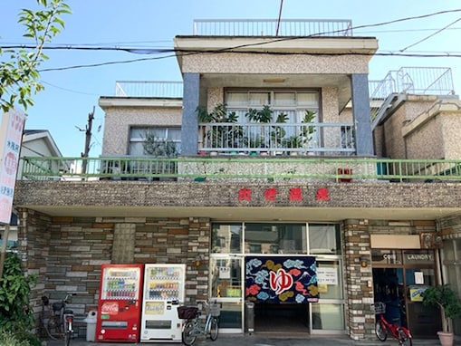 【大阪府の穴場銭湯】「出世温泉」は創業60年以上、昭和シャンデリアが輝く梅田そばの老舗銭湯。サウナと露天風呂でリラックス